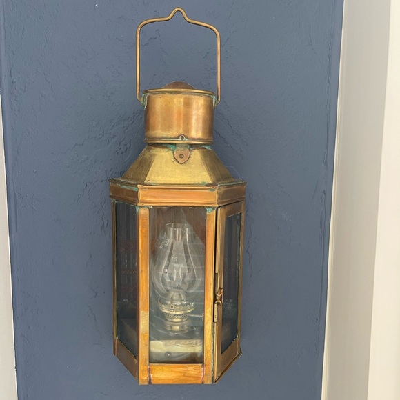 Vintage brass kerosene lantern - Picture 1 of 4
